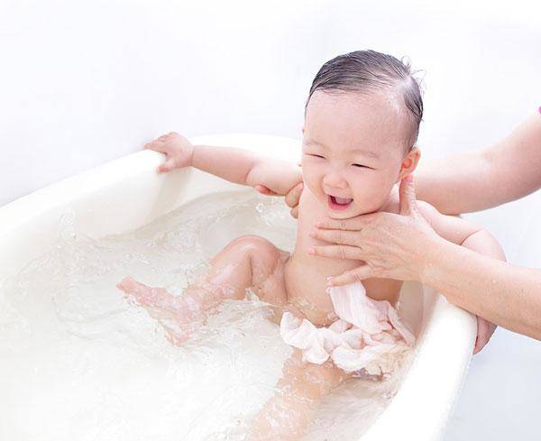 cách tắm lá trầu không cho trẻ sơ sinh