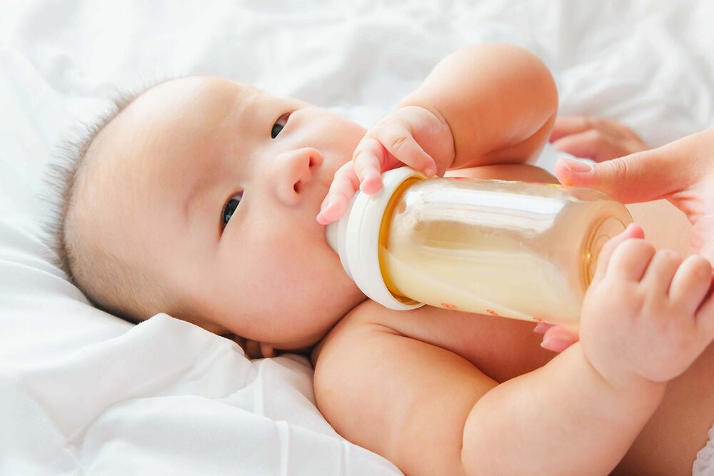 Trẻ 4 tháng tuổi chậm tăng cân phải làm sao? Cách cho bé bú mẹ hiệu quả