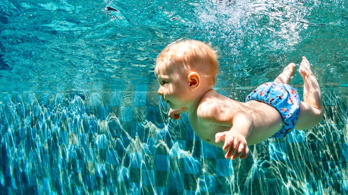 cho bé học bơi để phòng chống đuối nước