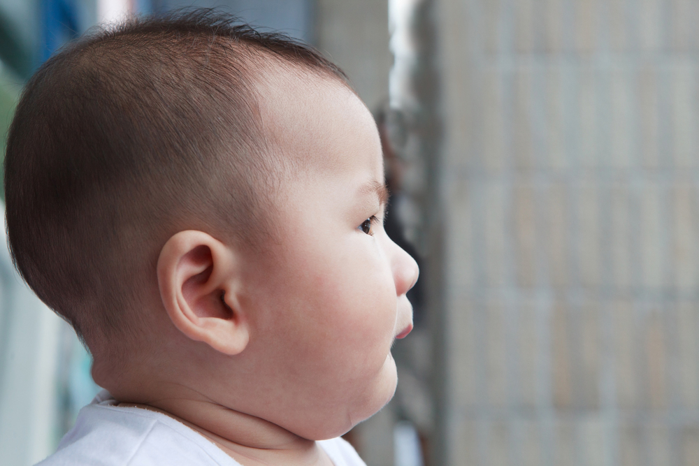 Trẻ nổi hạch sau đầu và gáy là bệnh gì? Điều cha mẹ cần biết