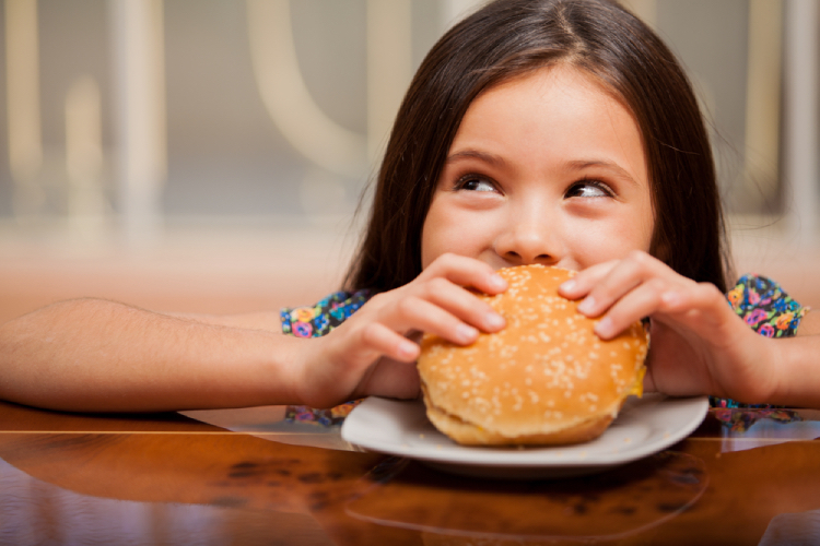 ép trẻ ăn sẽ khiến trẻ ăn uống không lành mạnh