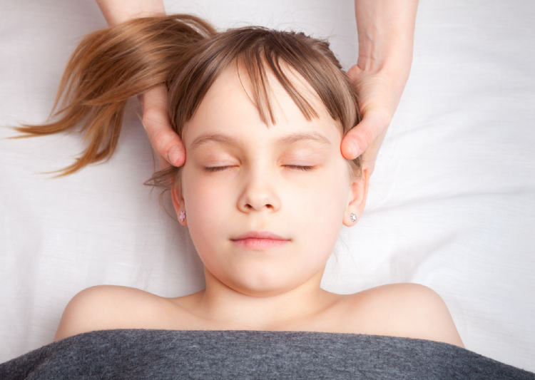 massage mắt để cải thiện thị lực cho trẻ