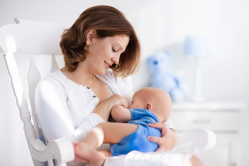 kinh nguyệt sau sinh mổ có làm ảnh hưởng sữa mẹ không