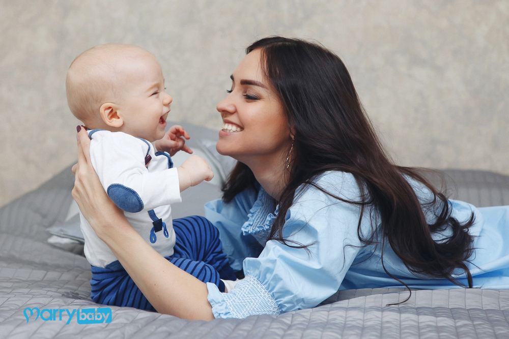 Mẹ nên làm gì khi trẻ sơ sinh đòi bế và quấy khóc nhiều?