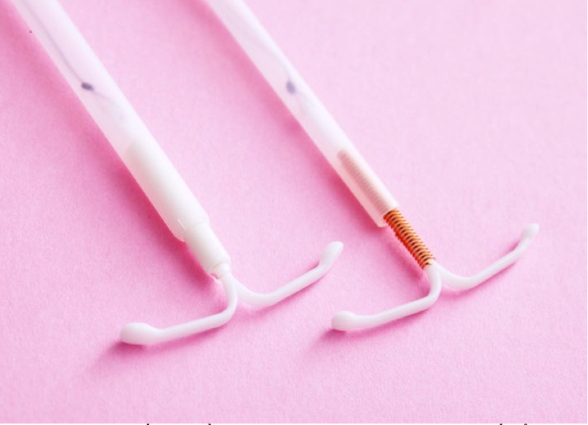 Vòng tránh thai quấn dây đồng (bên phải) và vòng tránh thai nội tiết
