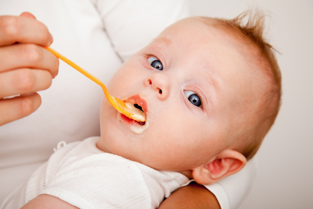 Trẻ 4 tháng tuổi ăn dặm như thế nào là an toàn và bổ dưỡng?