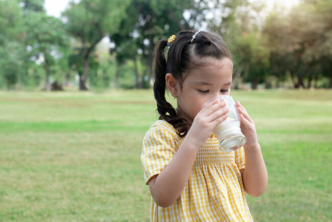 Trẻ mấy tháng uống được sữa tươi? Uống bao nhiêu là đủ?
