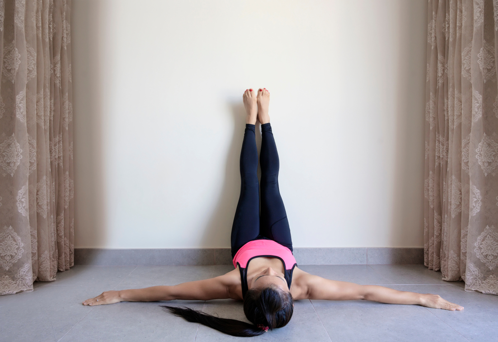 bài tập yoga gác chân lên tường