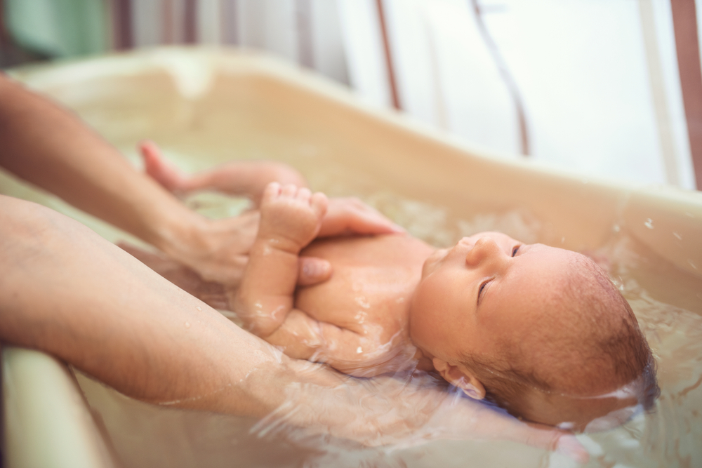 cách tắm cho trẻ sơ sinh bằng lá kinh giới