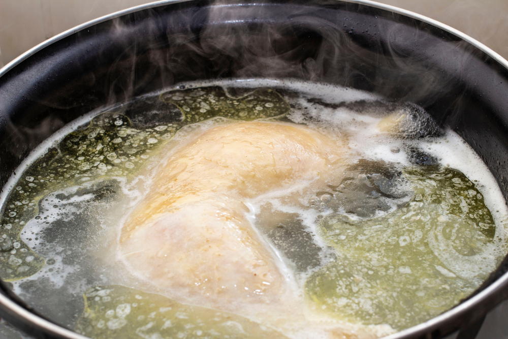 luộc gà trước khi ướp là cách chiên gà giòn không cần bột