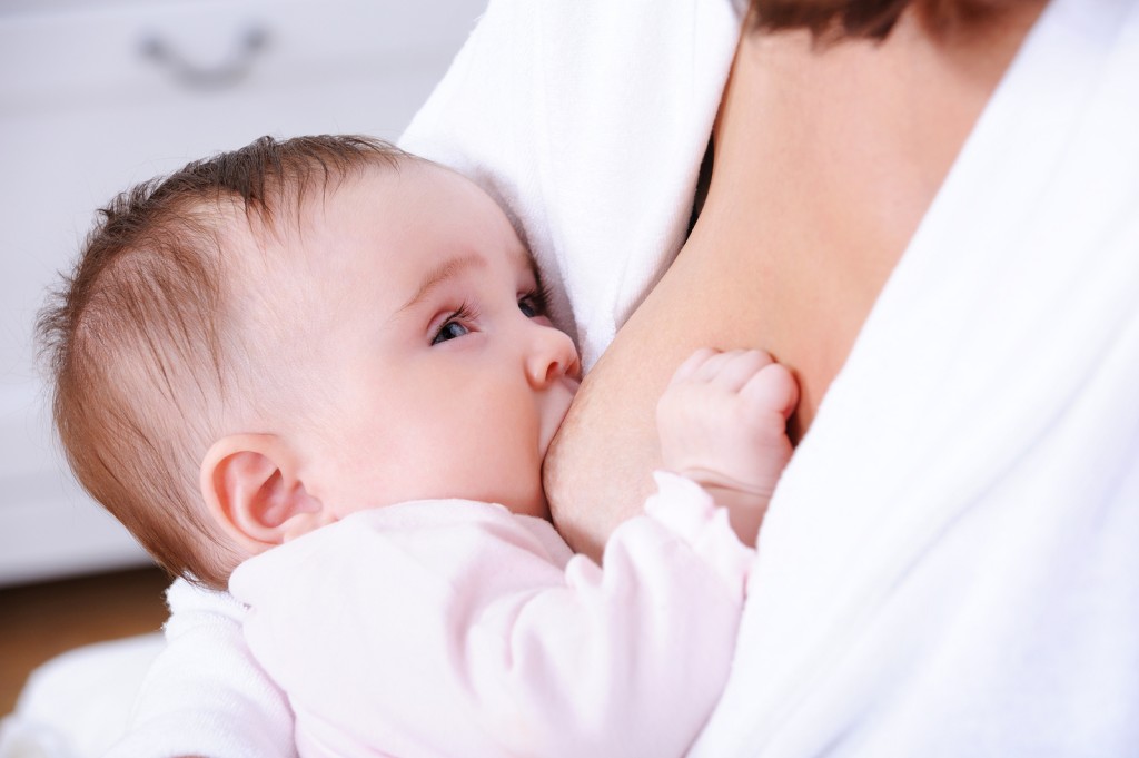 Cho con bú mẹ giúp giảm cân sau sinh mà vẫn nhiều sữa