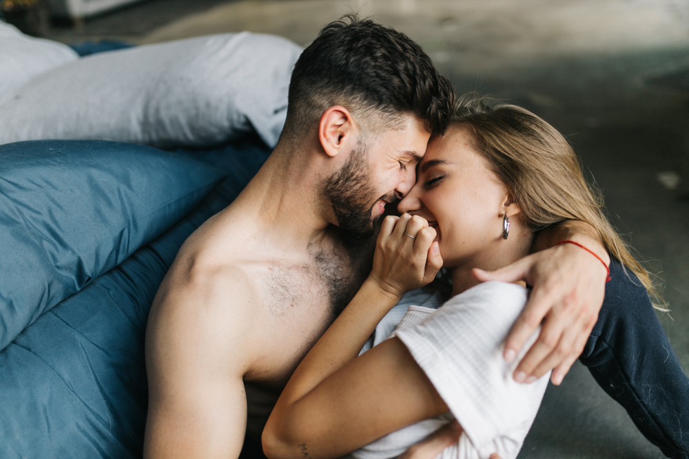 Tại sao đàn ông thích hôn bằng miệng? Để kéo dài thời gian "yêu"