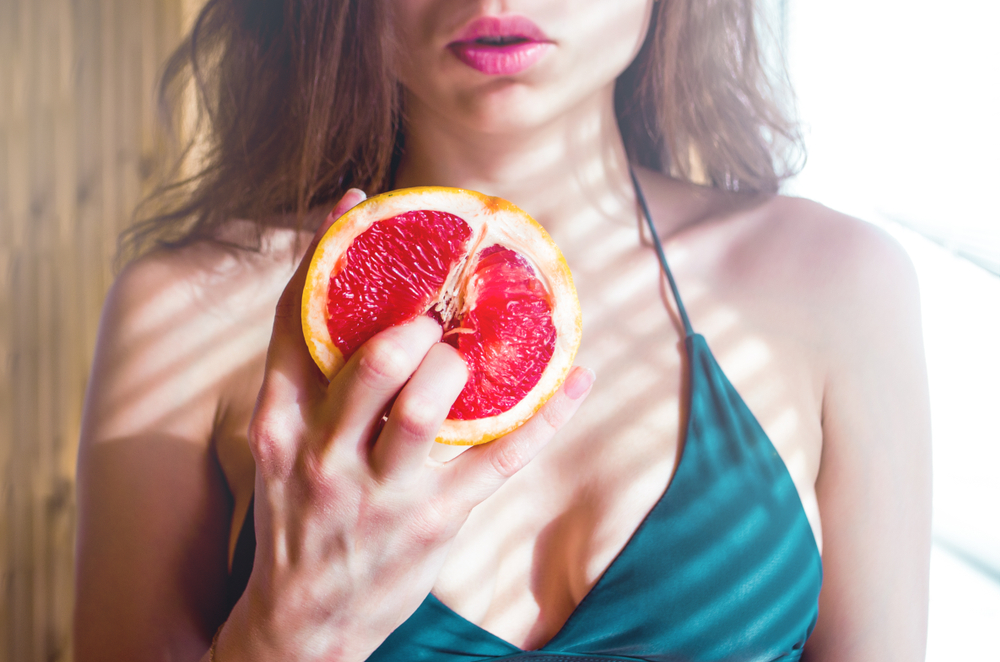 Cách làm thơm vùng kín trước khi quan hệ: Ăn trái cây nhiều Vitamin C