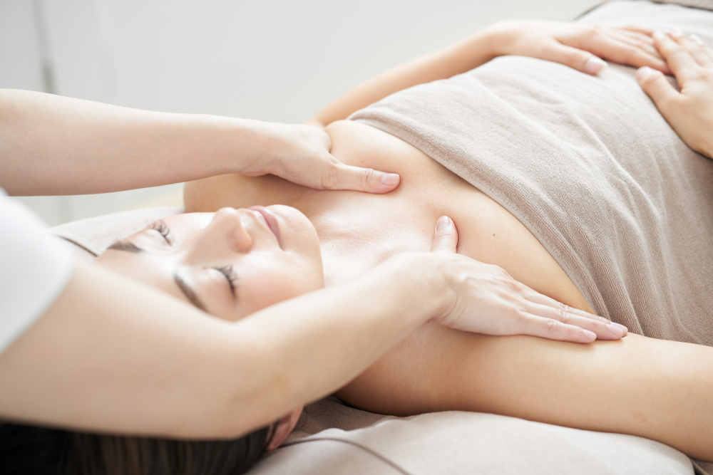massage ngực sau sinh
