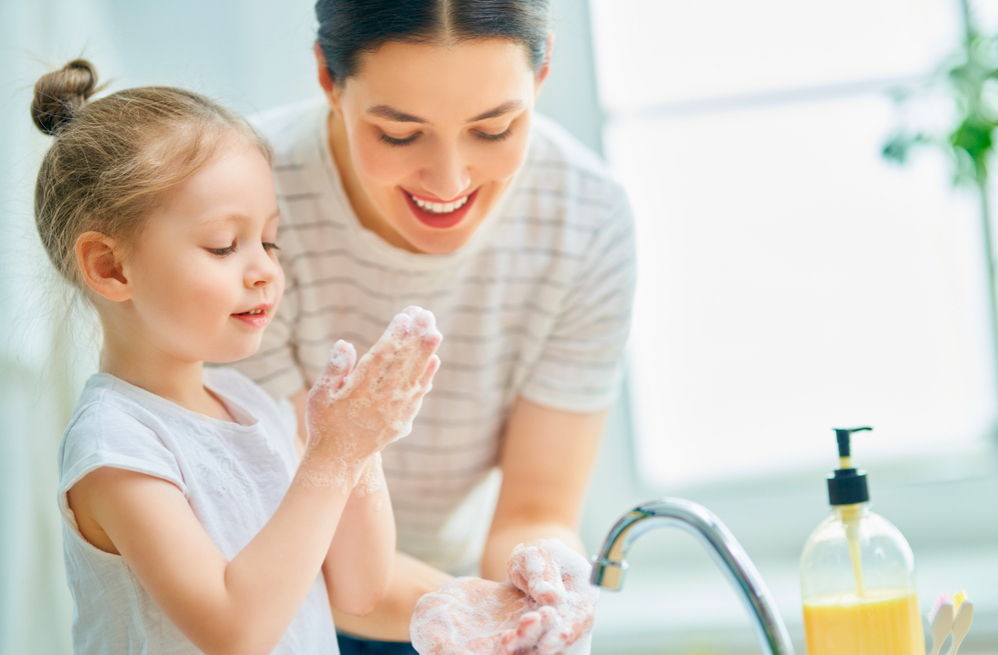 trẻ rửa tay sạch sẽ để ngừa giun sán