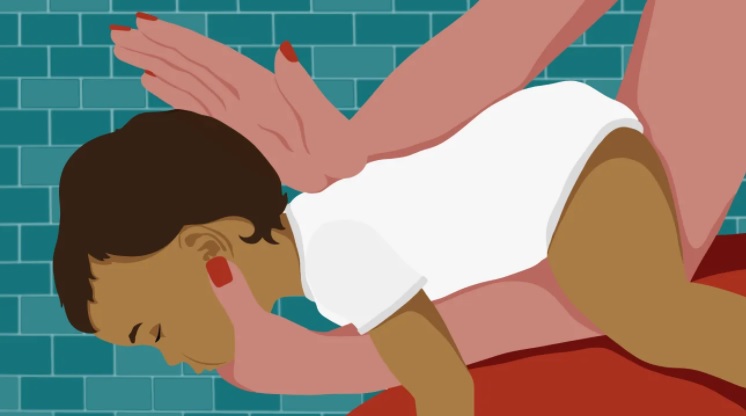 Cách sơ cứu trẻ sơ sinh bị sặc nước khi tắm