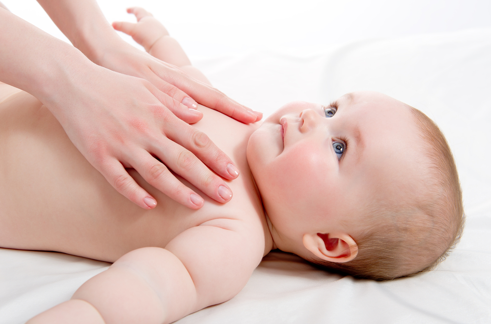 massage ngực là cách chữa ho cho bé khi ngủ