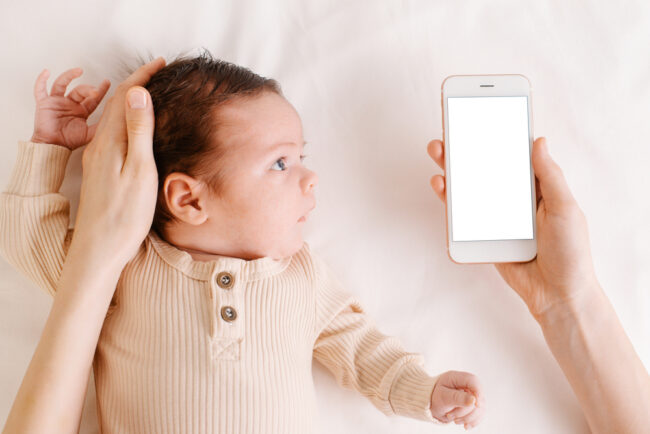 Sóng điện thoại trẻ sơ sinh: Những đoạn video của những trẻ sơ sinh đang cười, khóc hay ngủ với những sóng điện thoại đang được yêu thích trên mạng xã hội. Xem những đoạn video này chắc chắn sẽ làm bạn phấn khởi và cảm thấy đầy tình yêu.