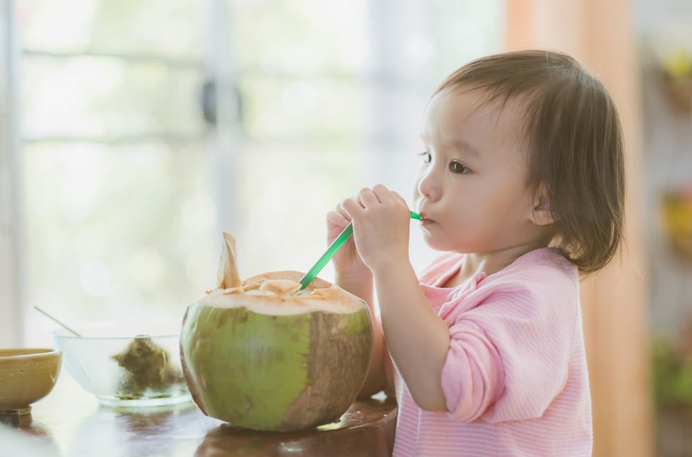 Trẻ mấy tháng uống được nước dừa? Mẹ cần lưu ý gì?