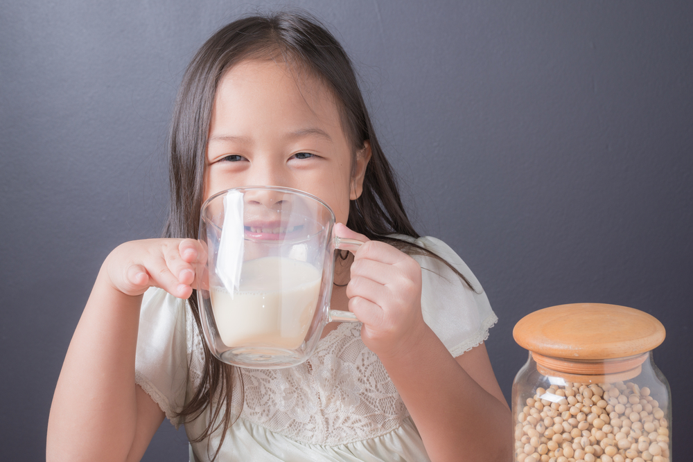 Uống sữa đậu nành có tăng vòng 1 không? Mẹ có con tuổi dậy thì xem thực hư ra sao nhé!