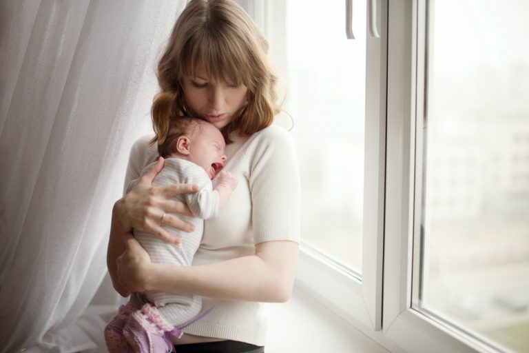 Trẻ sơ sinh cáu gắt khi bú mẹ: Mẹ cần làm gì?