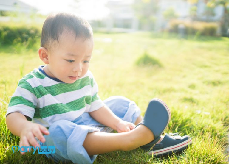 Ngứa lòng bàn chân ở trẻ em có nguy hiểm không? Cách chữa dứt điểm cho con