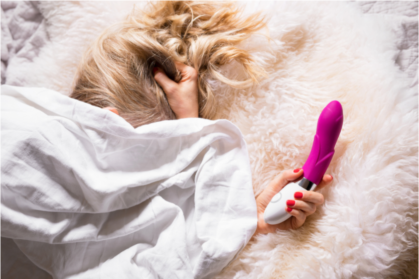 dấu hiệu phụ nữ có nhu cầu sinh lý cao: nàng thích dùng đồ chơi tình dục