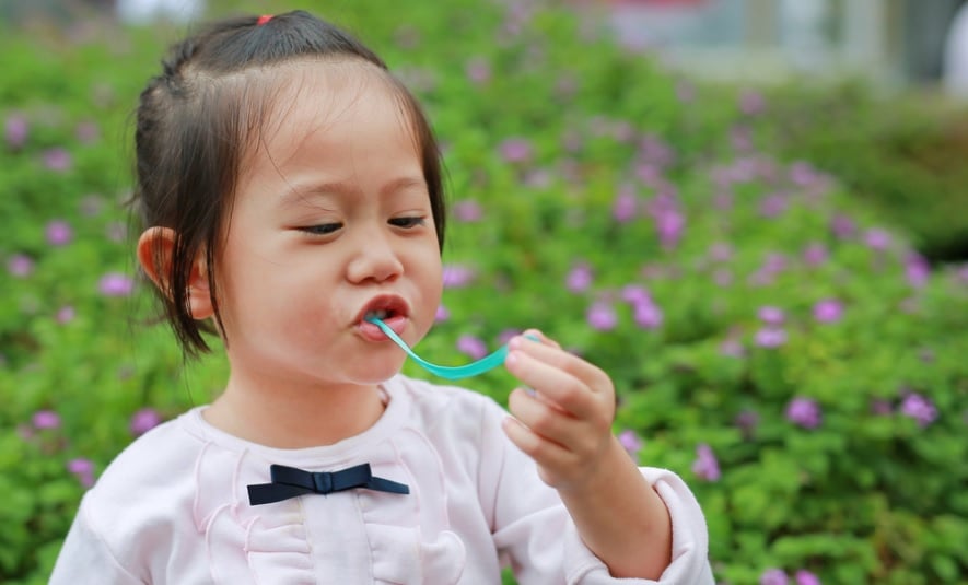 Bác sĩ giải thích trẻ nuốt kẹo cao su có sao không và hướng xử trí