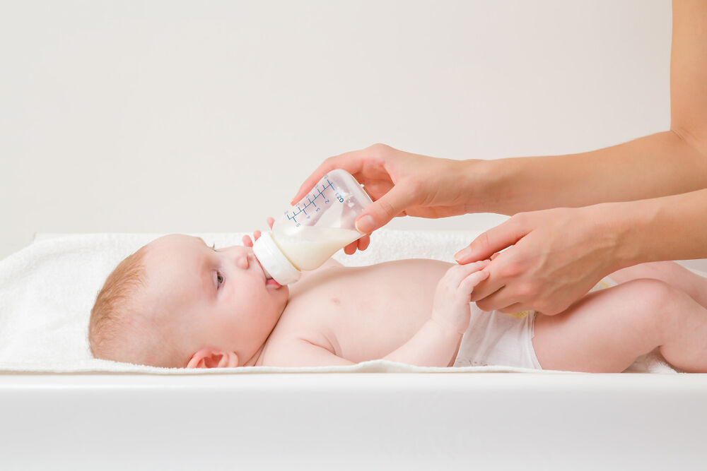 Làm gì khi bé ngậm sữa không chịu nuốt?