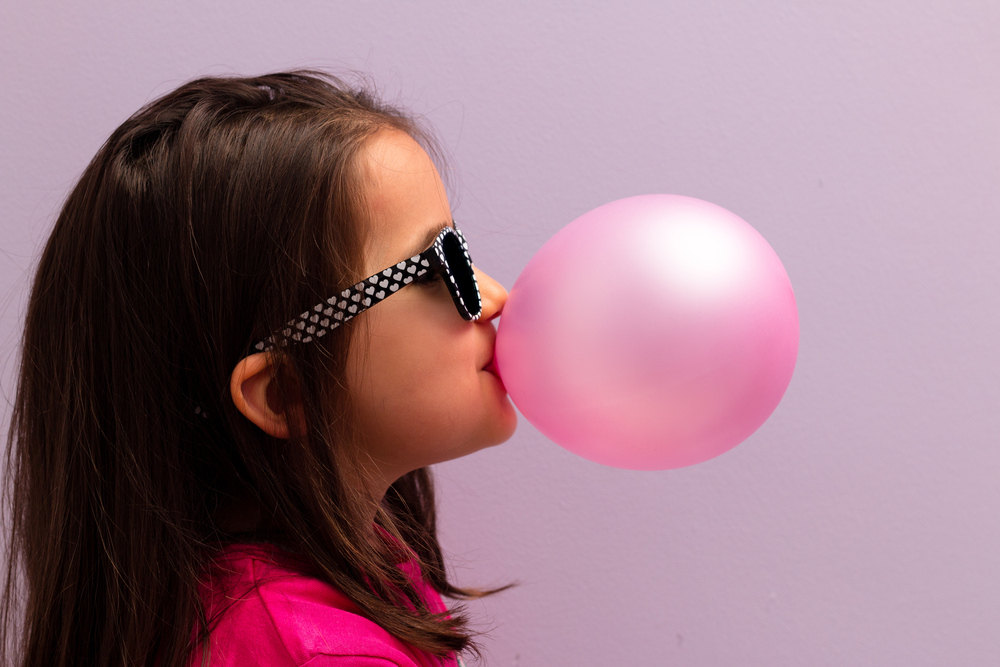Trẻ nuốt kẹo cao su có sao không và hướng xử trí