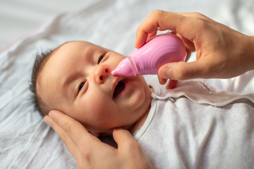 Trẻ sơ sinh bị khụt khịt mũi, thở khò khè phải làm sao?