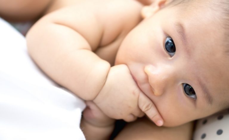 Sữa mẹ có vị mặn khiến bé bỏ bú, nguyên nhân và cách khắc phục