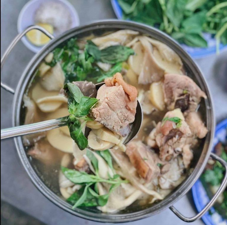 Bật mí cách nấu lẩu gà lá é thơm ngon khó cưỡng cho mẹ bầu