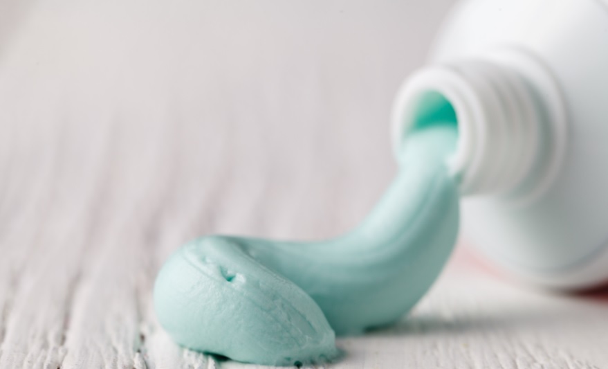 Một số cách rửa ly thủy tinh bị ố: dùng kem đánh răng