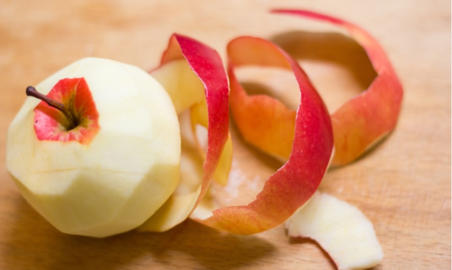 Cách làm sạch nồi nhôm bị đen: Dùng vỏ táo