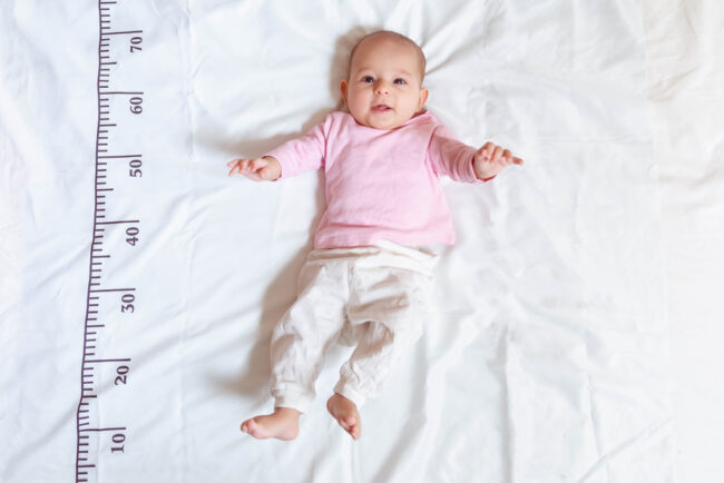 Chiều dài của trẻ sơ sinh theo tháng chuẩn WHO (2024)