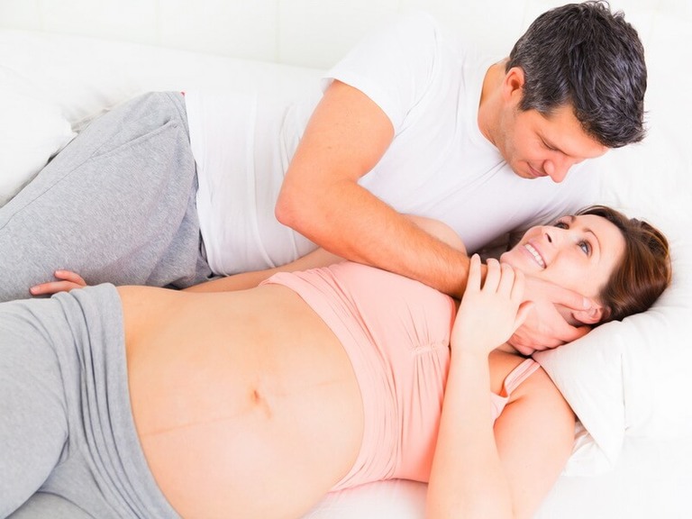 mang thai tháng thứ 5 có nên quan hệ