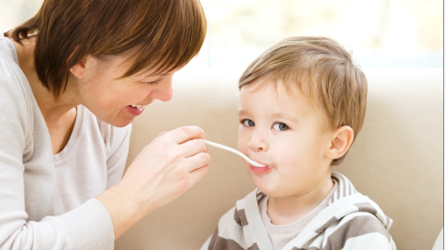 Nên cho trẻ ăn gì khi bị sốt?