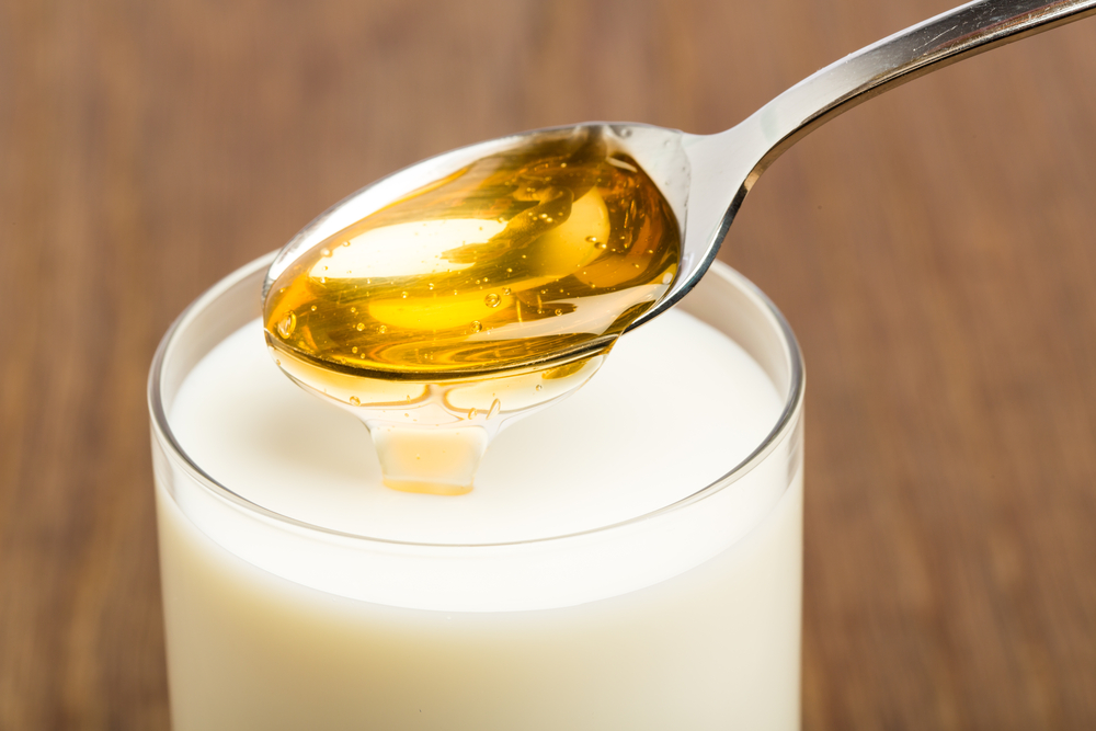 Cách pha mật ong với sữa tươi đơn giản 