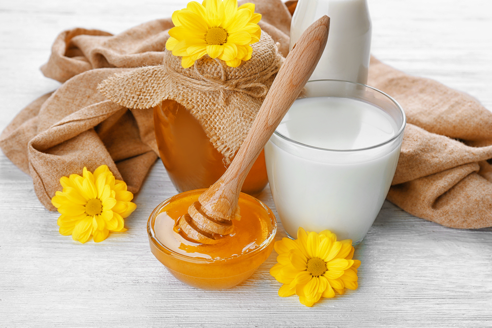 Sữa tươi và mật ong có kỵ nhau không?