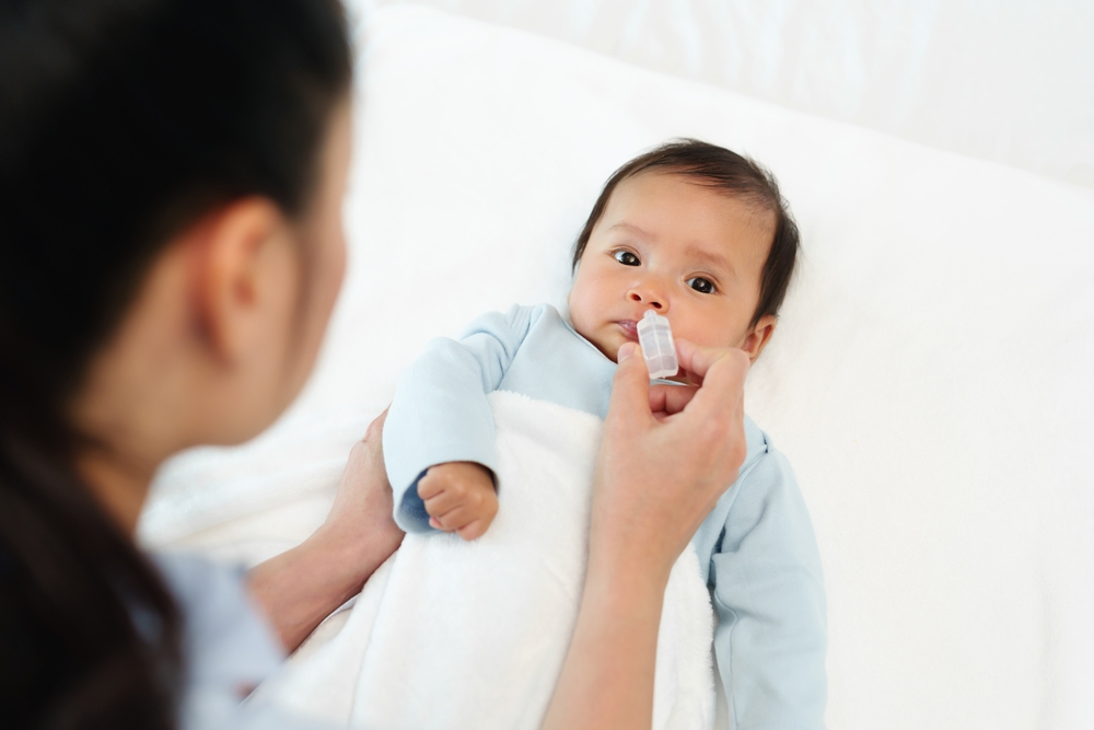 Ba mẹ nên rửa mũi cho trẻ sinh mổ bị khò khè bằng nước muối sinh lý