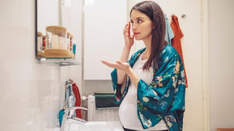 Giải đáp thắc mắc Vaseline có dùng được cho bà bầu?