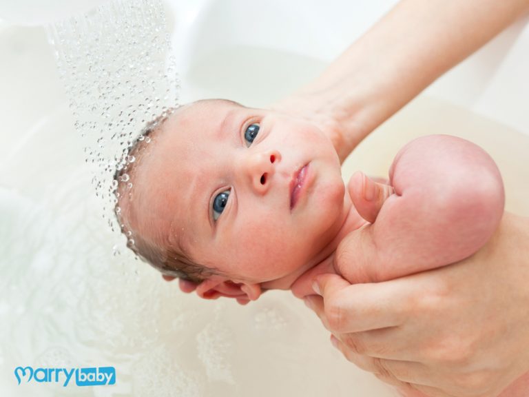 Loại nước tắm cho trẻ sơ sinh nào tốt?