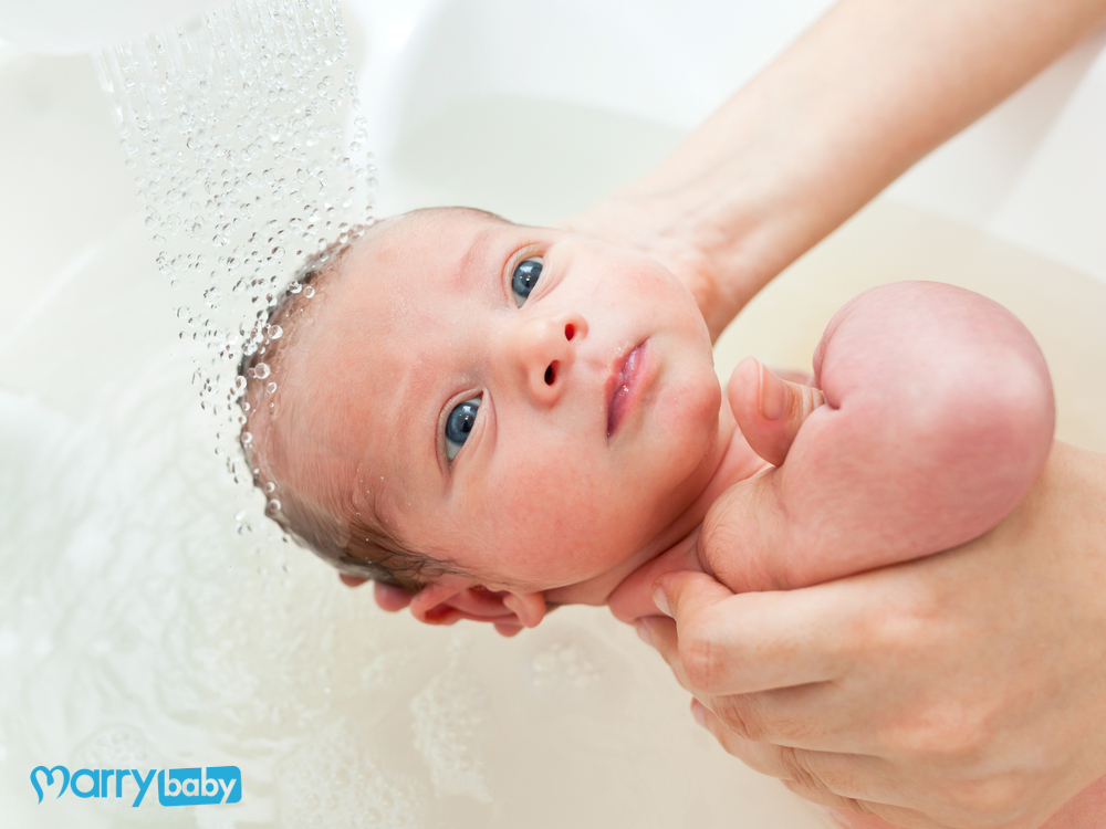Nên tắm cho trẻ sơ sinh bằng gì?