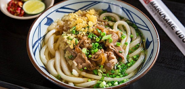 Cách nấu nướng mì udon mang lại bé bỏng nằm trong thịt heo xay