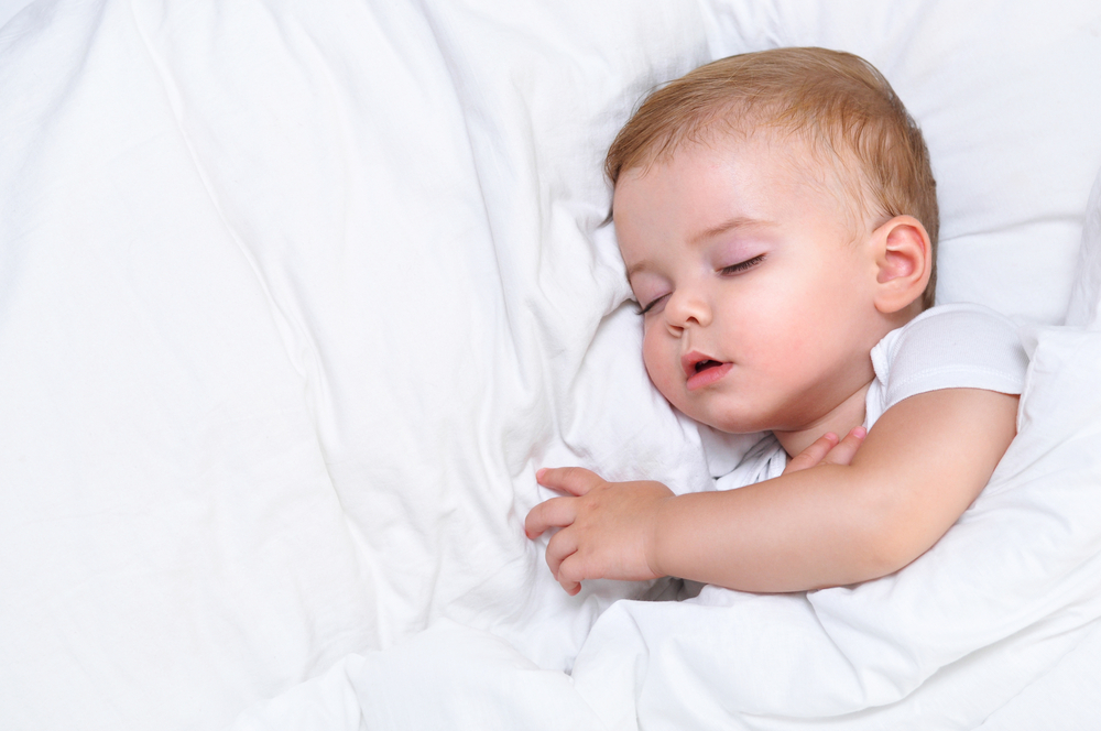 Trẻ 13 tháng tuổi ngủ bao nhiêu là đủ?