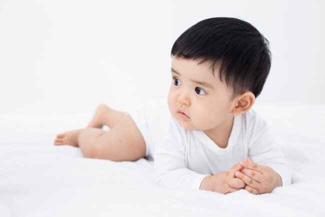 Trẻ 7 tháng tuổi biết làm gì? Phát triển thể chất, vận động, nhận thức và cảm xúc
