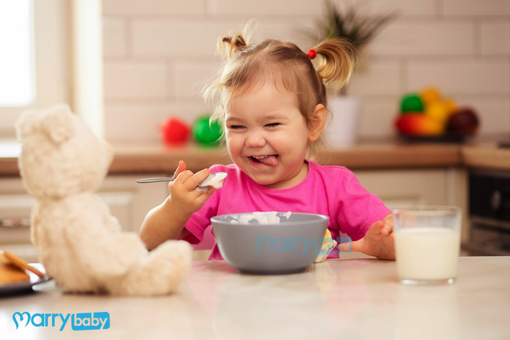 10 món ăn vặt cho bé 2 tuổi dễ làm, bé ăn nhem nhẻm