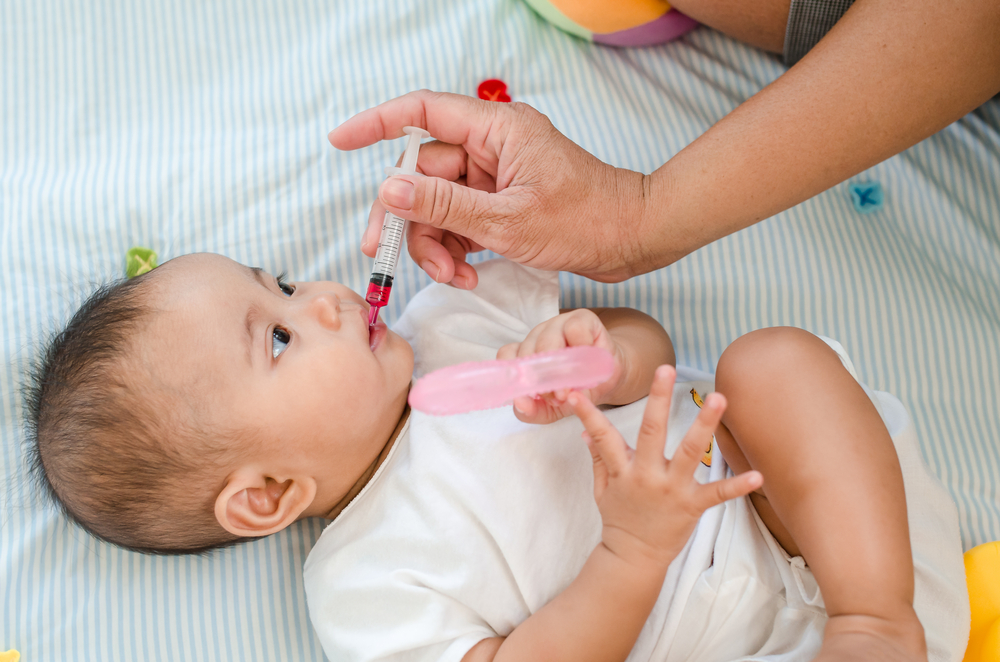 Trẻ bị sốt cao uống thuốc không hạ phải làm sao? Cách hạ sốt cho trẻ