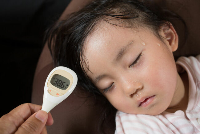 Trẻ ra nhiều mồ hôi sau sốt có an toàn không, có đáng lo ngại?